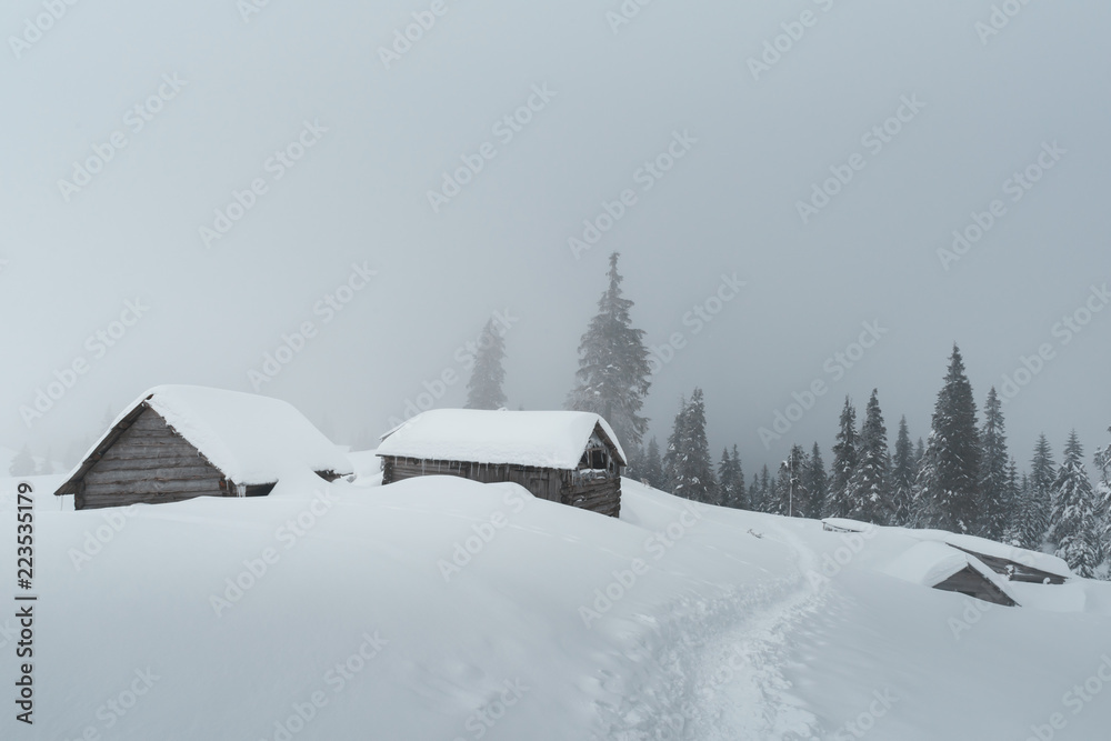 雪山木屋的奇妙冬季景观。圣诞假期概念。喀尔巴阡山