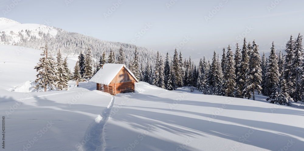 雪山木屋的奇妙冬季景观。圣诞假期概念。喀尔巴阡山