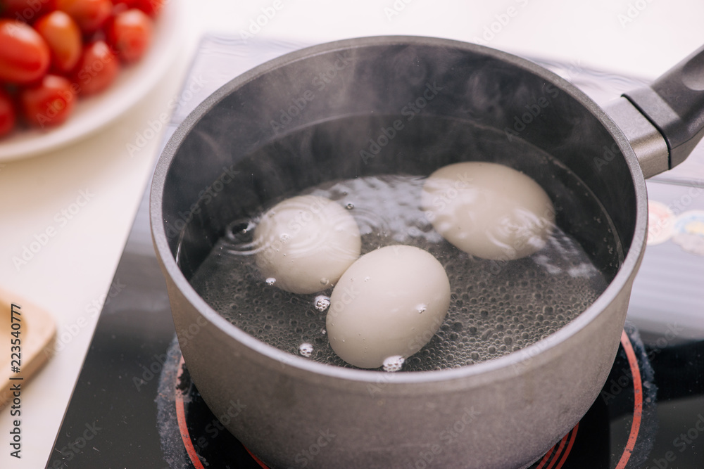 三个鸡蛋在锅里煮