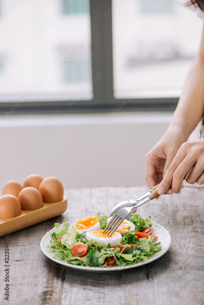 羊肉生菜沙拉、煮熟的鸡蛋、西红柿和蜂蜜芥末酱