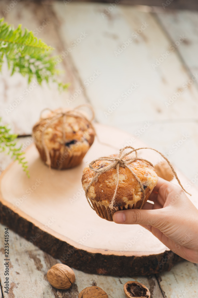 桌上有美味的自制坚果松饼。甜糕点