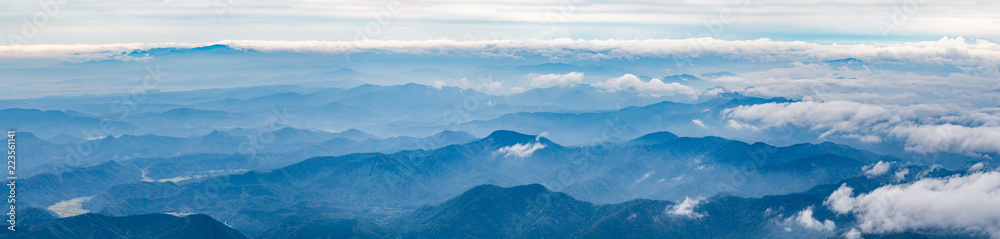 山脈と雲