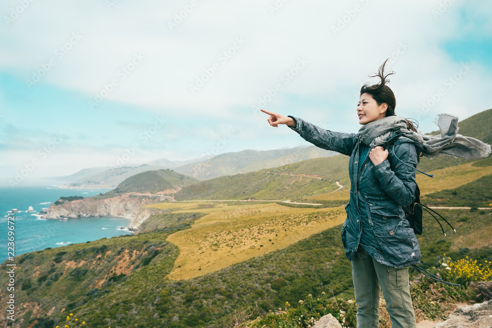 指向海洋，站在海岸线上