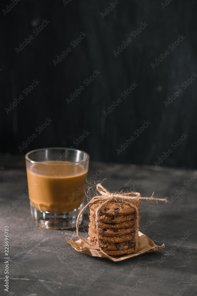 美味的饼干和一杯普通背景的牛奶咖啡