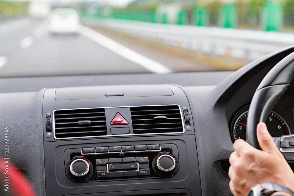 自動車を運転する人