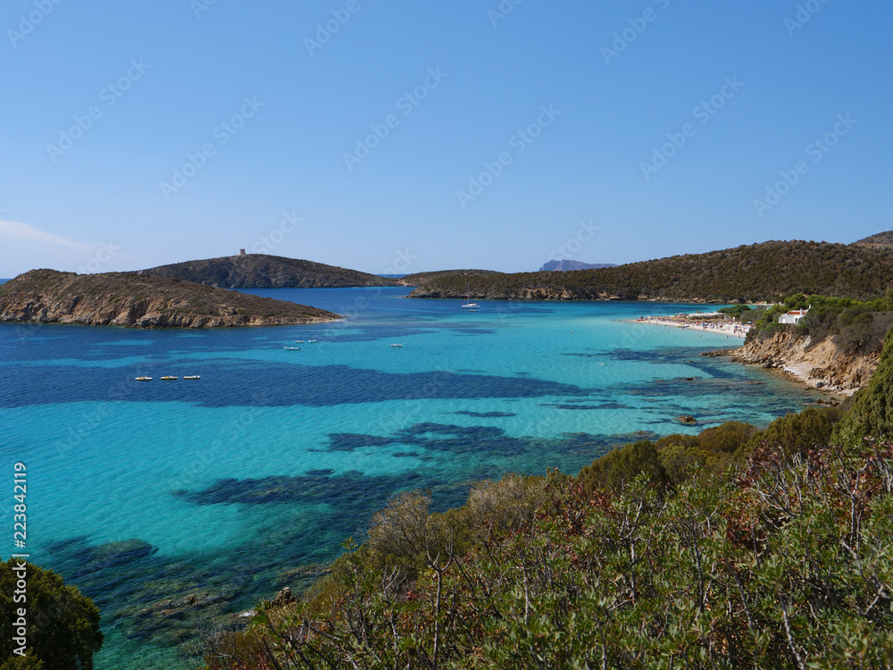 令人叹为观止的绿松石海水环绕着美丽的地中海岛屿。