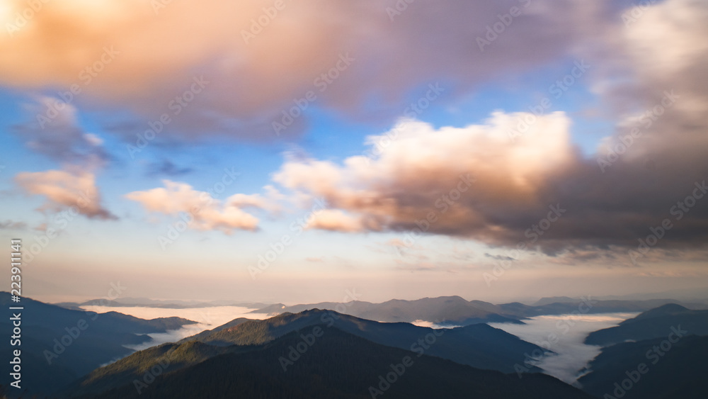 天空背景下的美丽山景