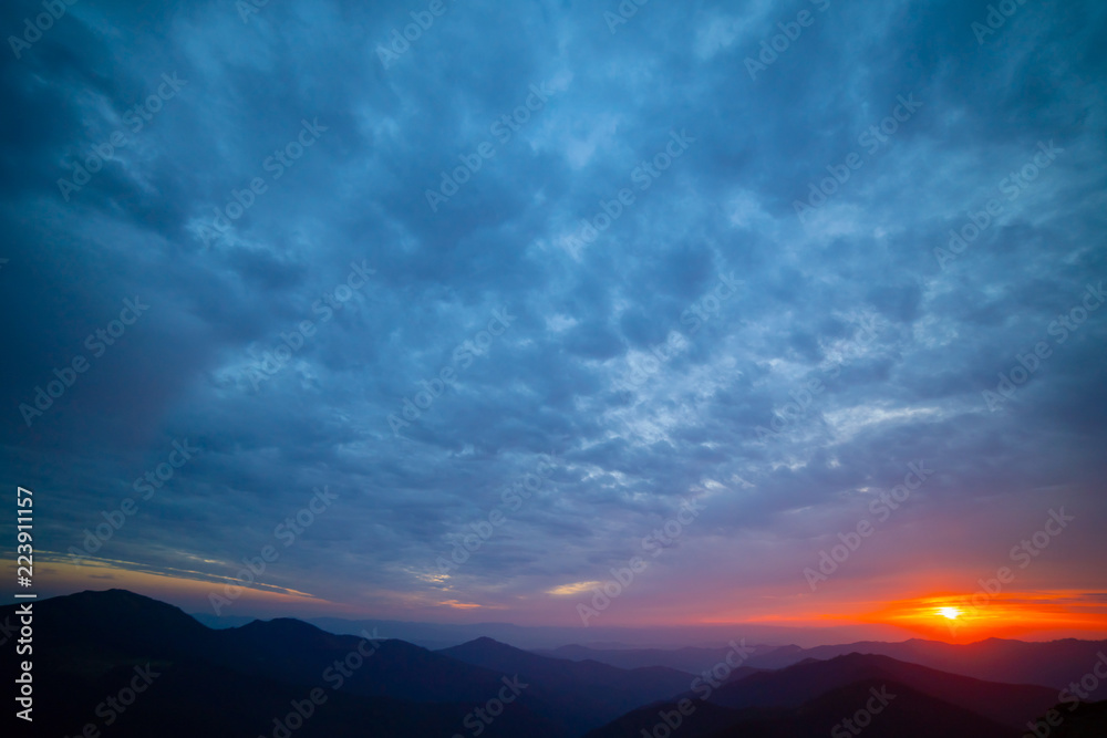 日落如画的山景