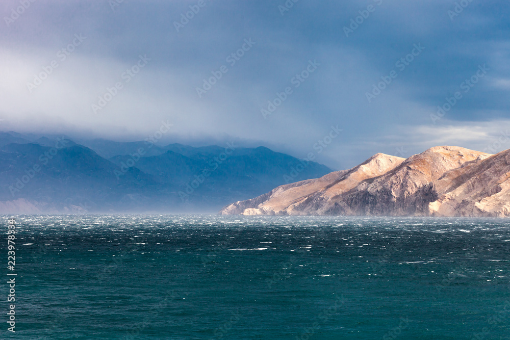 美丽的海景，地平线上有石头岛，克罗地亚克尔克岛