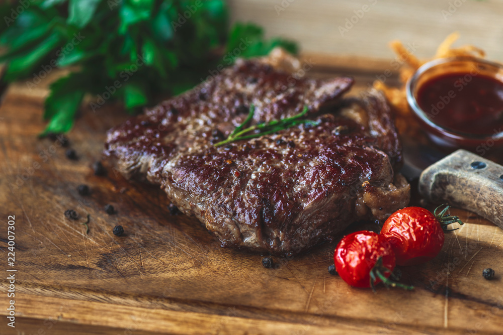 Rinderlenden Steak Filet auf einem Holzbrett mit Salz und Pfeffer und Thymian schön angerichtet