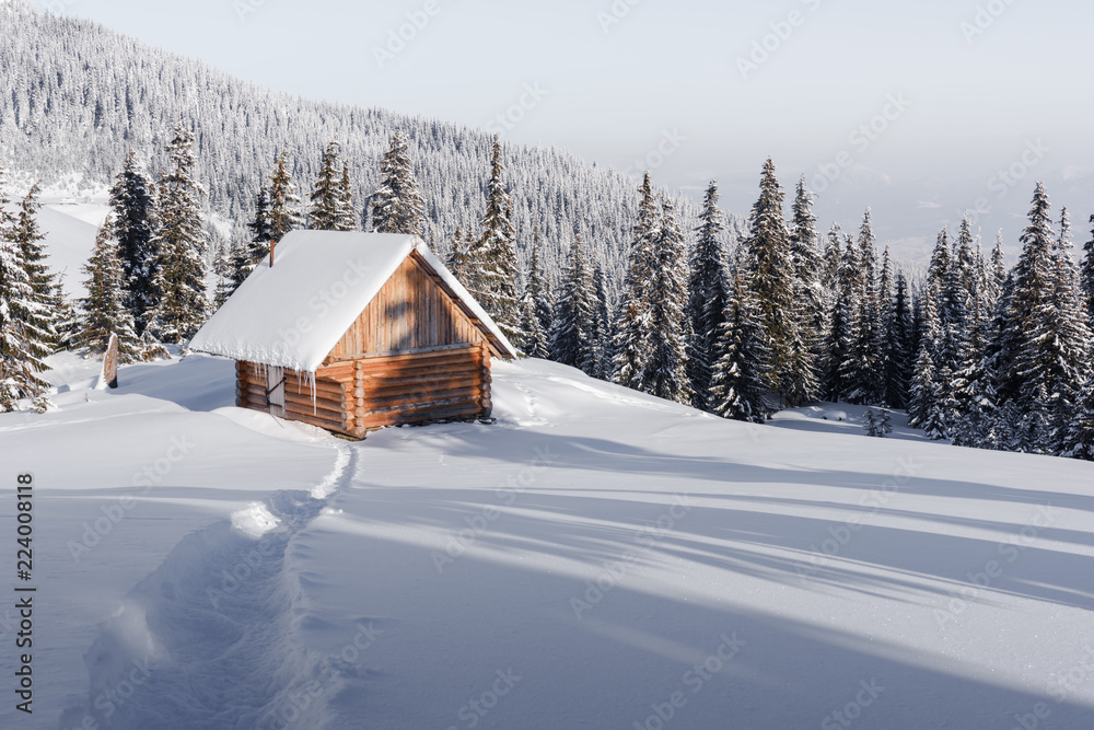 雪山木屋的奇妙冬季景观。圣诞假期概念。喀尔巴阡山