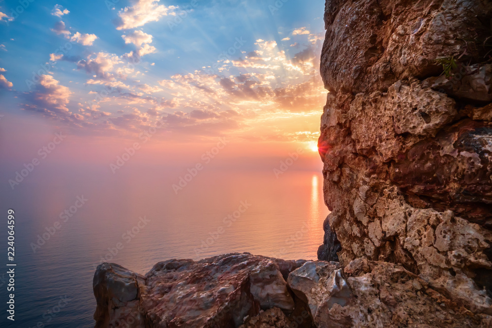 海上日落山景堡垒墙