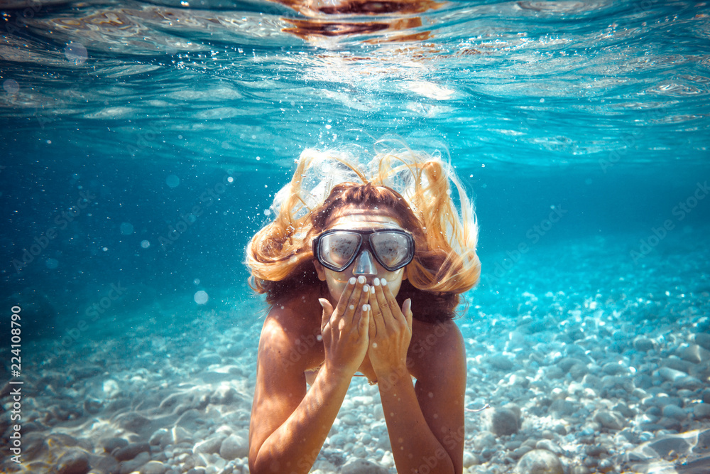 浮潜女子在热带海水下接吻