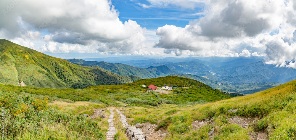 初秋の登山道　山形県月山