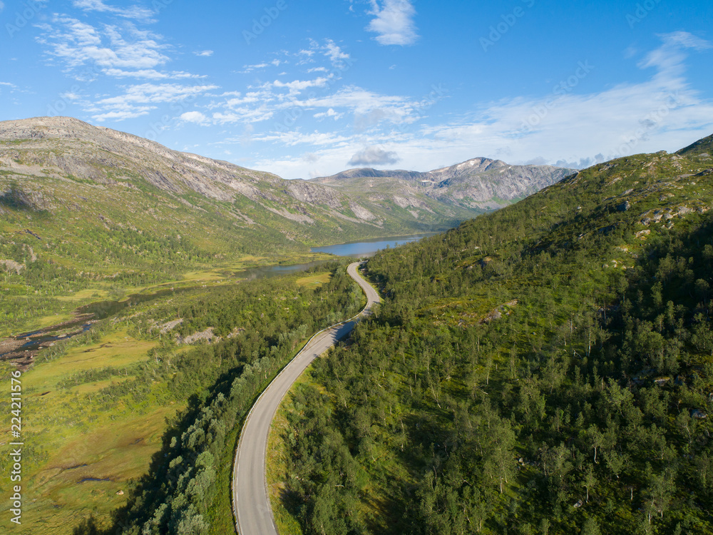 夏季通往山后的道路鸟瞰图