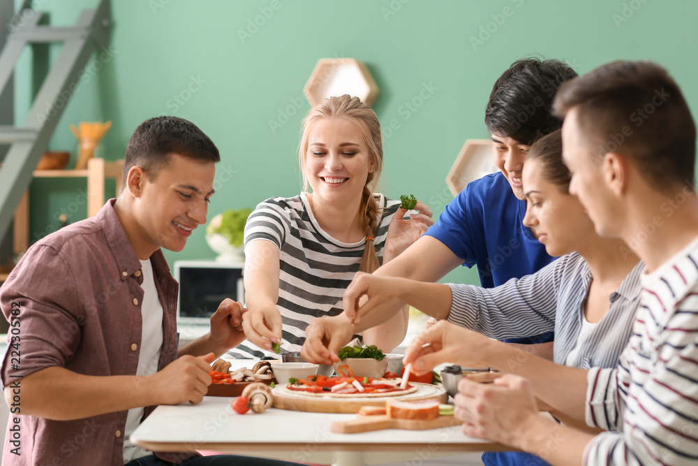 朋友在厨房一起做饭