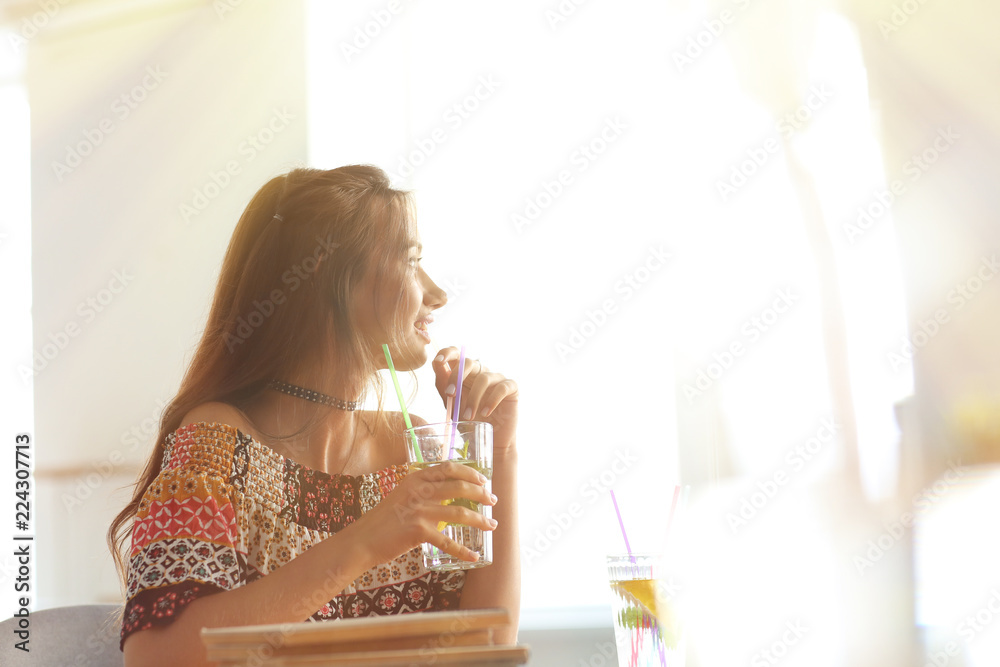 年轻女子在家喝新鲜柠檬水