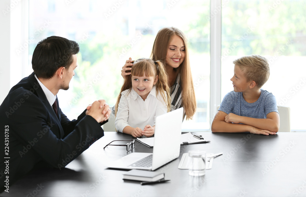 年轻妇女和她的孩子在学校与校长会面