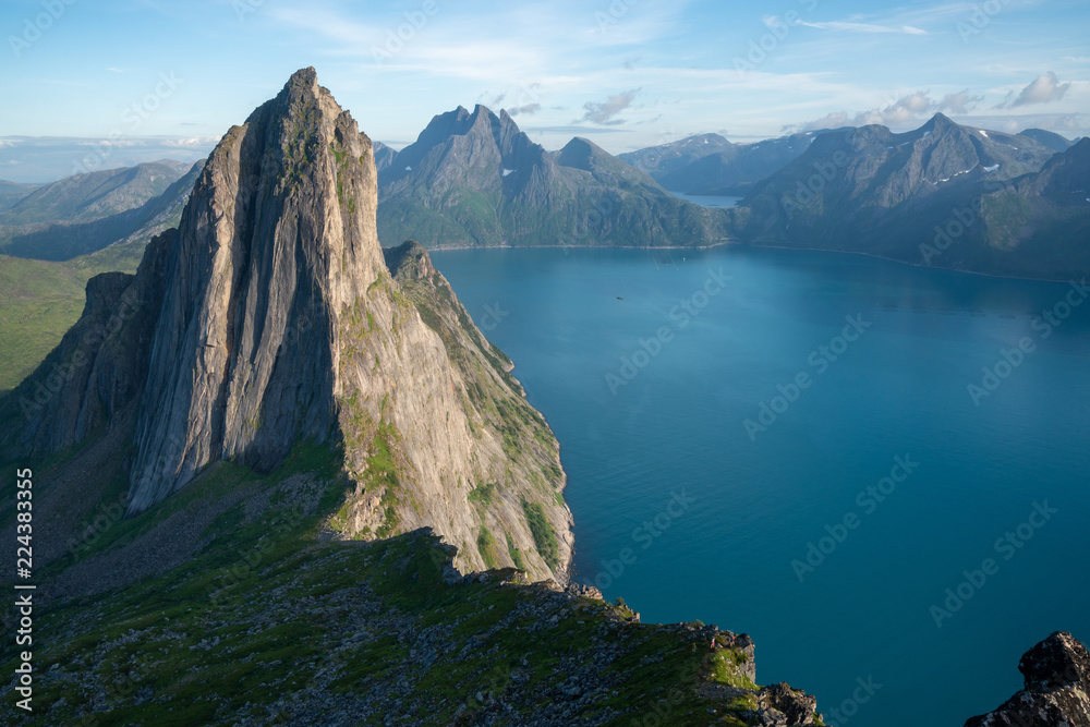 带复制空间的山脉景观和峡湾