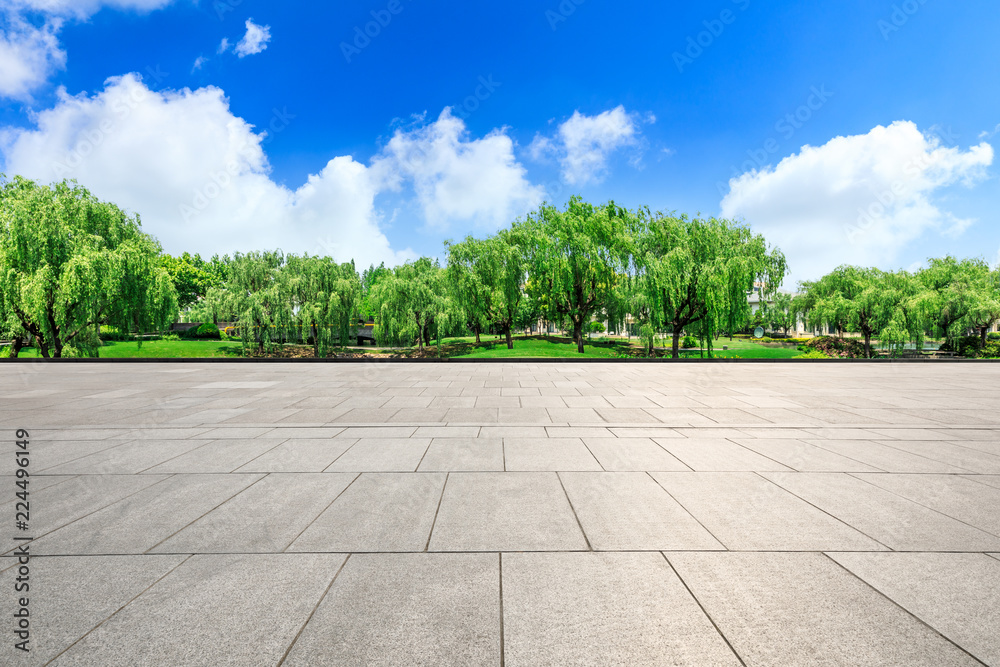 空旷的城市广场地面和绿树成荫的景色