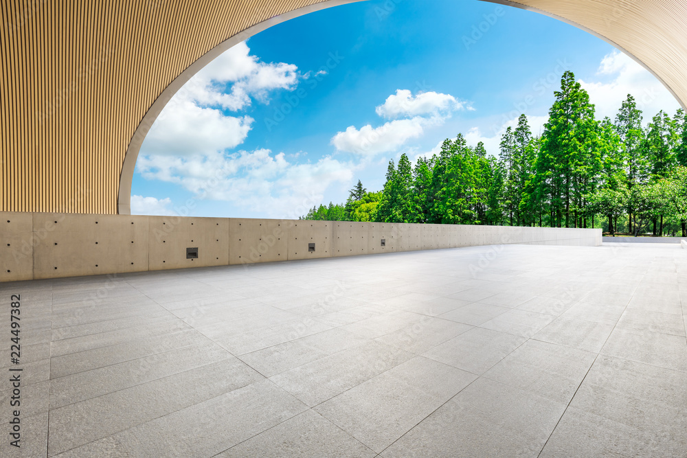 城市公园里空荡荡的建筑通道和绿树成荫的景色