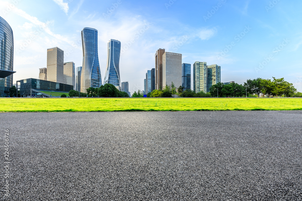 杭州城市柏油路与现代建筑