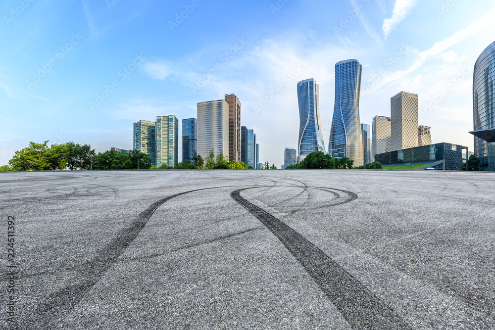 杭州空旷的沥青广场与现代建筑