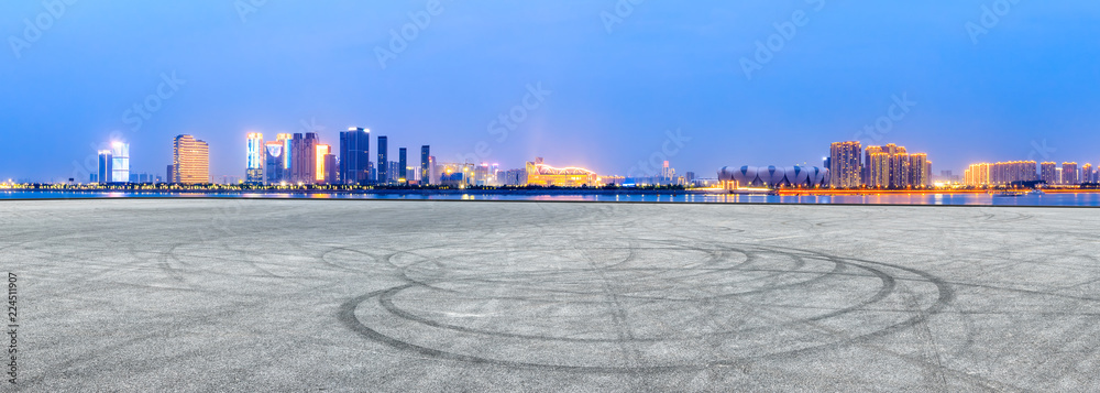 杭州夜晚空旷的沥青广场和现代建筑