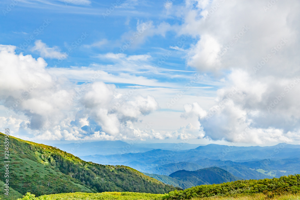 青空と初秋の山　月山