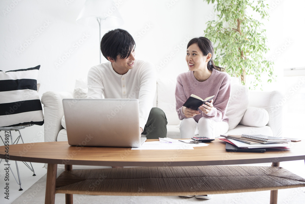 家計簿をつけている夫婦