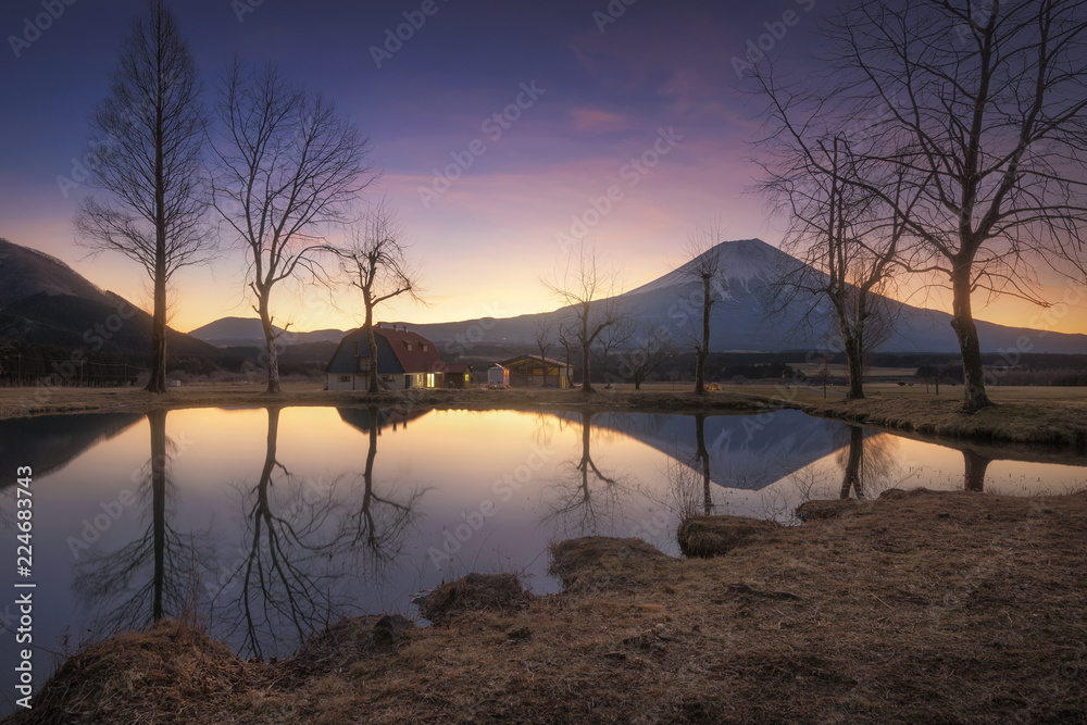 早上在Fumotopara露营地欣赏富士山的景色。