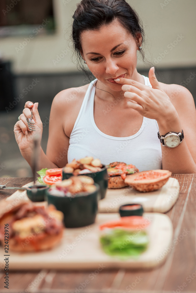 可爱的女人在吃美味的食物。