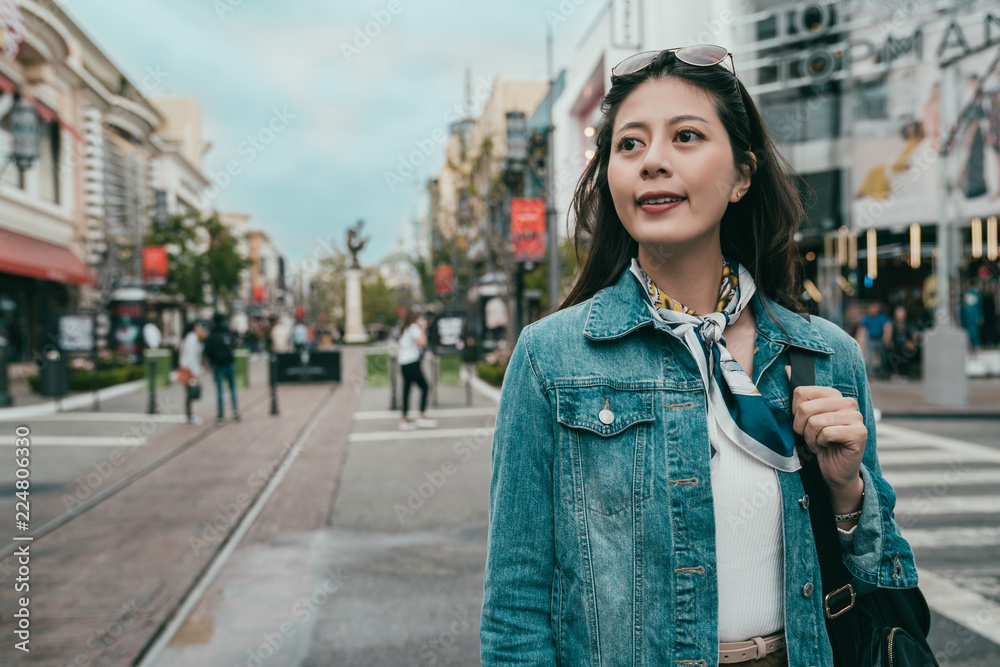 美丽的女士站在路上