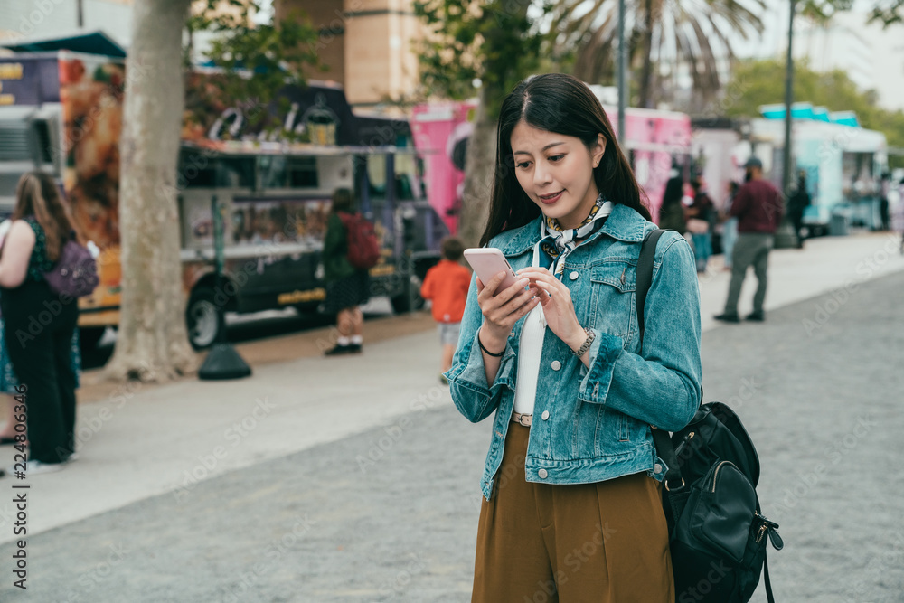 女士用手机联系她的朋友