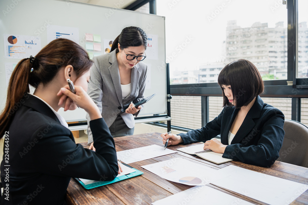 年轻的女商人提出了一些新想法