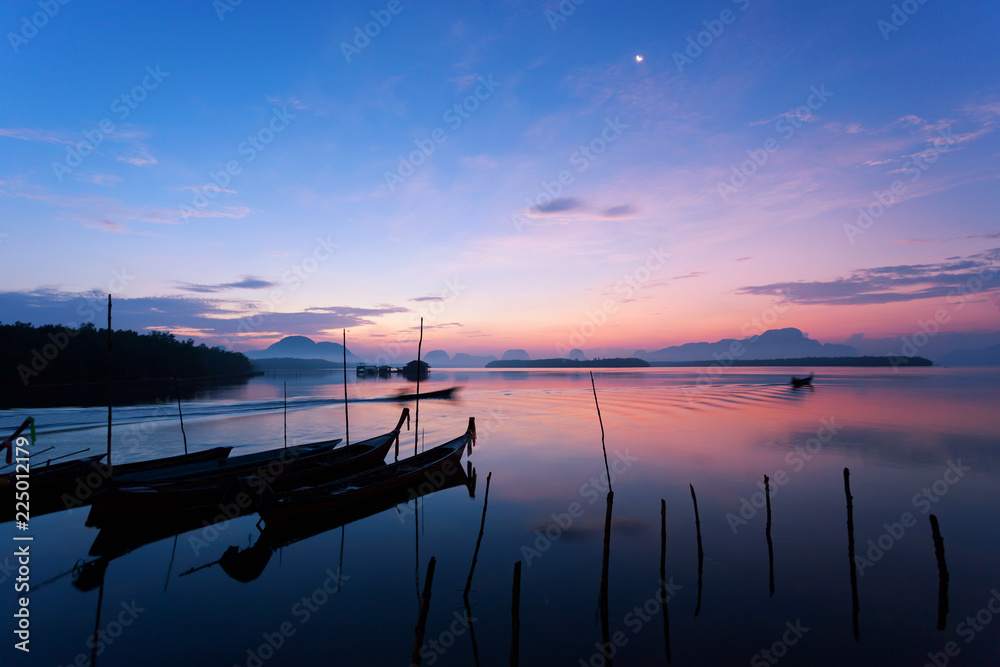 有海岸渔村的长尾船，海上和山上日出的美景