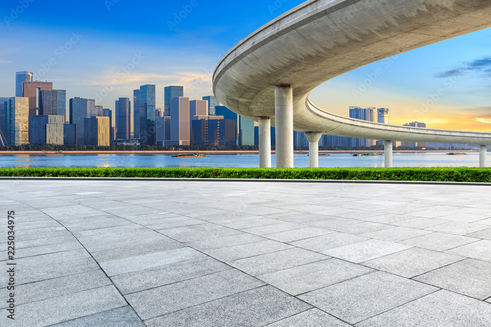 日出时杭州空荡荡的广场层和带桥的现代城市建筑