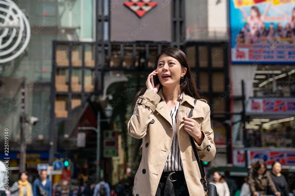 女商人打电话给她的朋友