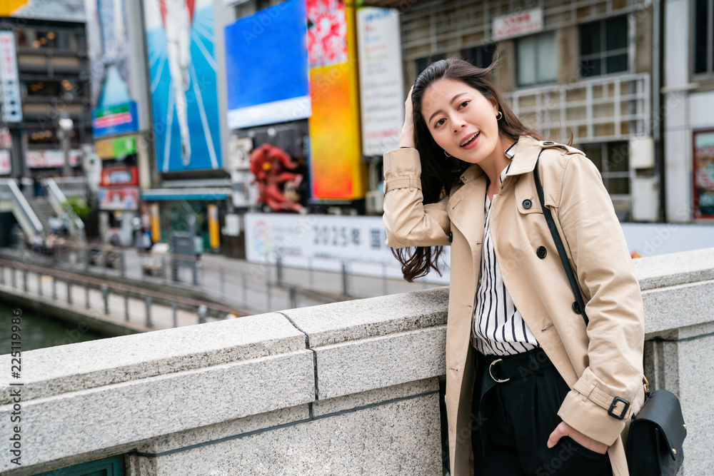 优雅的女人，绽放迷人的笑容