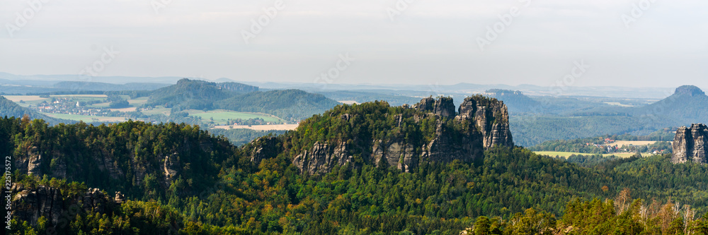 Gebirge Panorama, wunderschön Berglandschaft