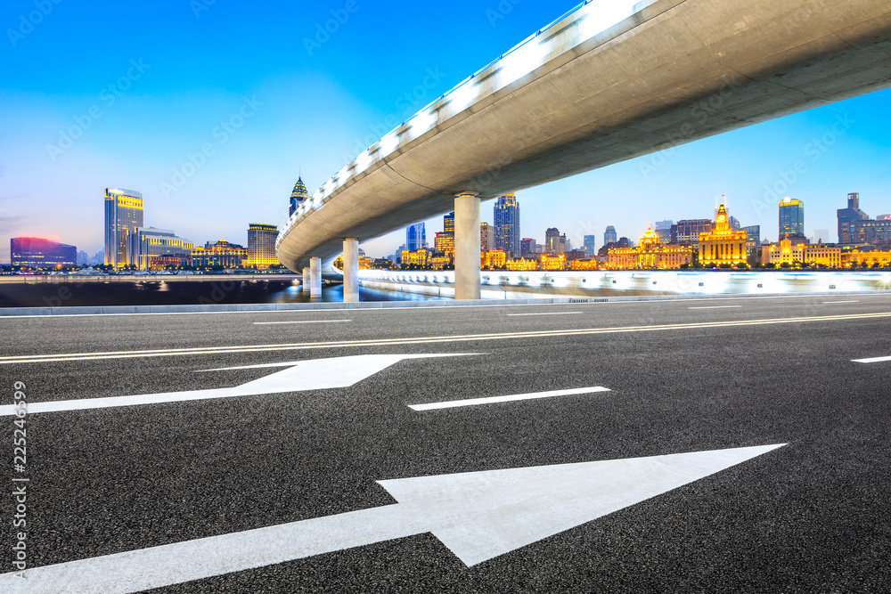 上海空旷的柏油路和带桥的现代城市标志性建筑