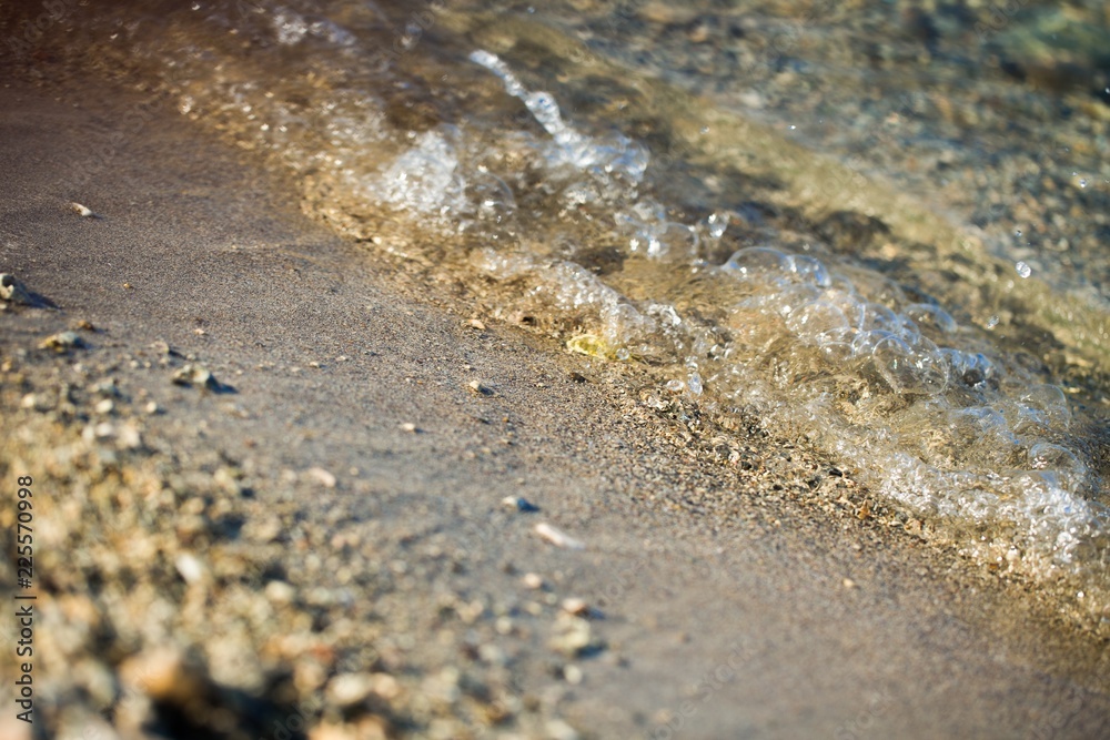 海岸线上有卵石滩的清澈海水