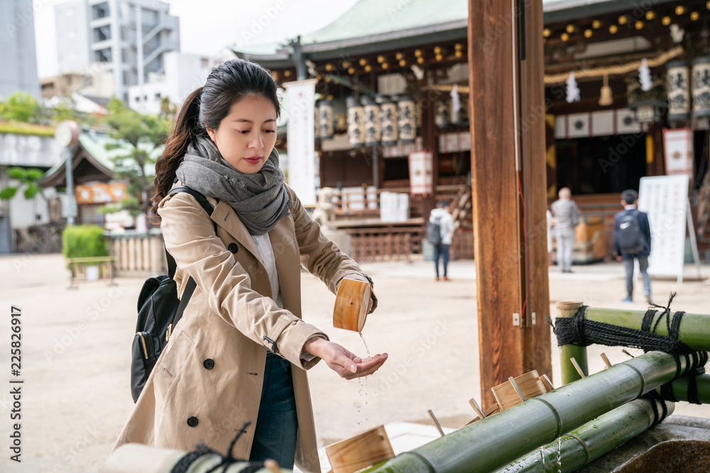 女游客在寺庙里洗手