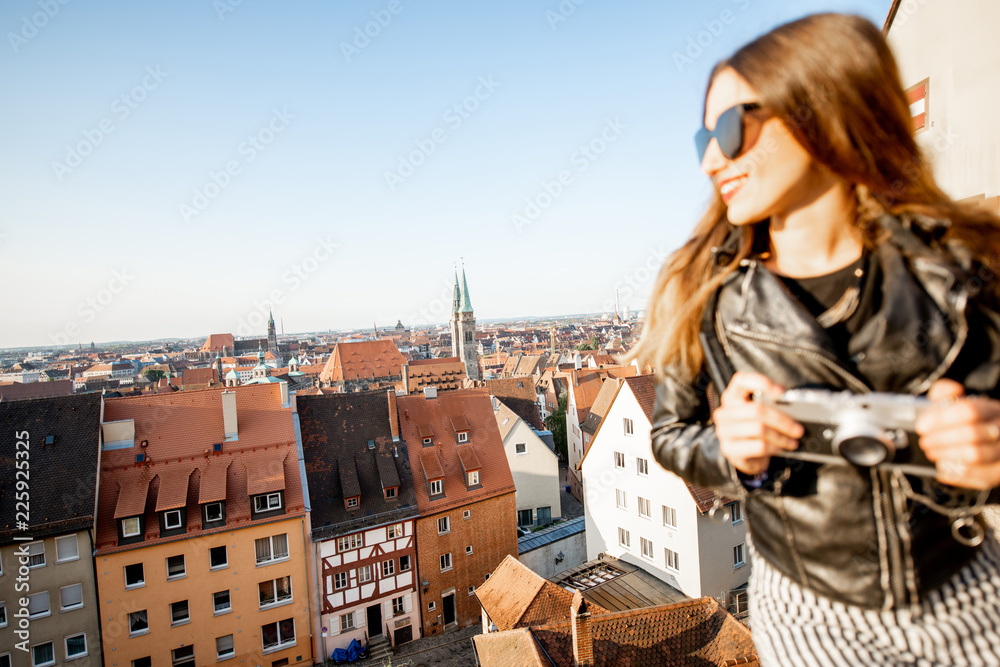 在德国纽伦堡老城旅行的女人