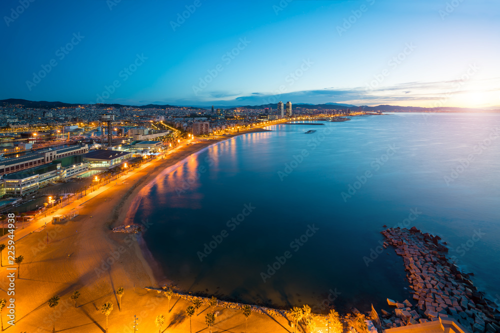 西班牙巴塞罗那海滨夏日夜晚的巴塞罗那海滩鸟瞰图。地中海