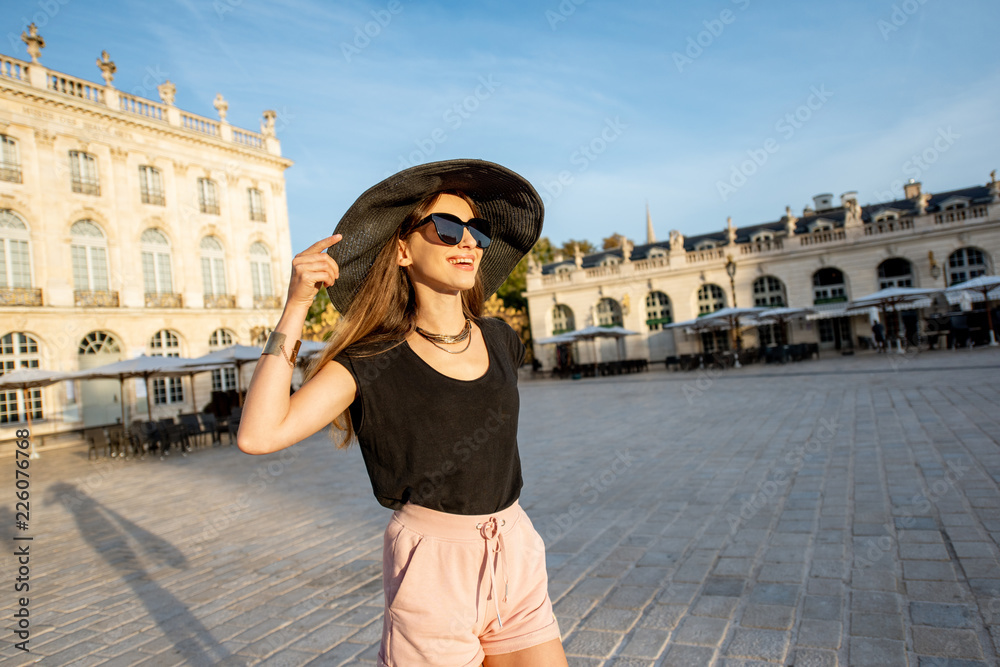 在法国南希旅行的女人