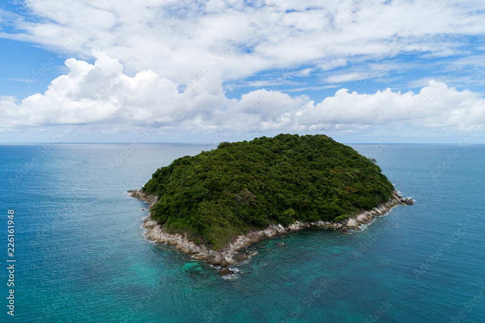 蓝天背景下的热带海洋小岛鸟瞰景观