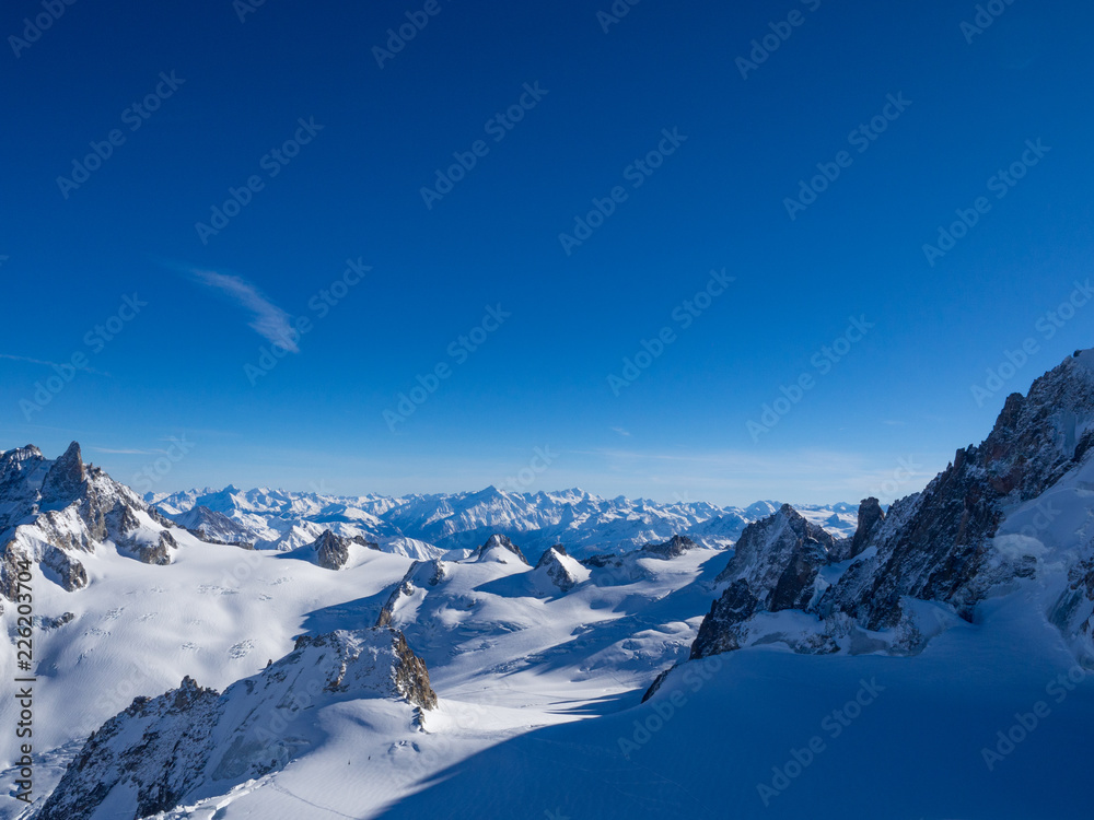 法国阿尔卑斯山令人惊叹的冬季景观和滑雪胜地，Les Menuires，3 Vallees，法国，欧洲。1月