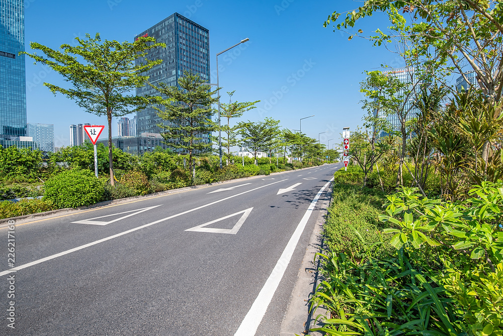 深圳市南山区后海CBD综合体和空旷的道路/深圳城市风光