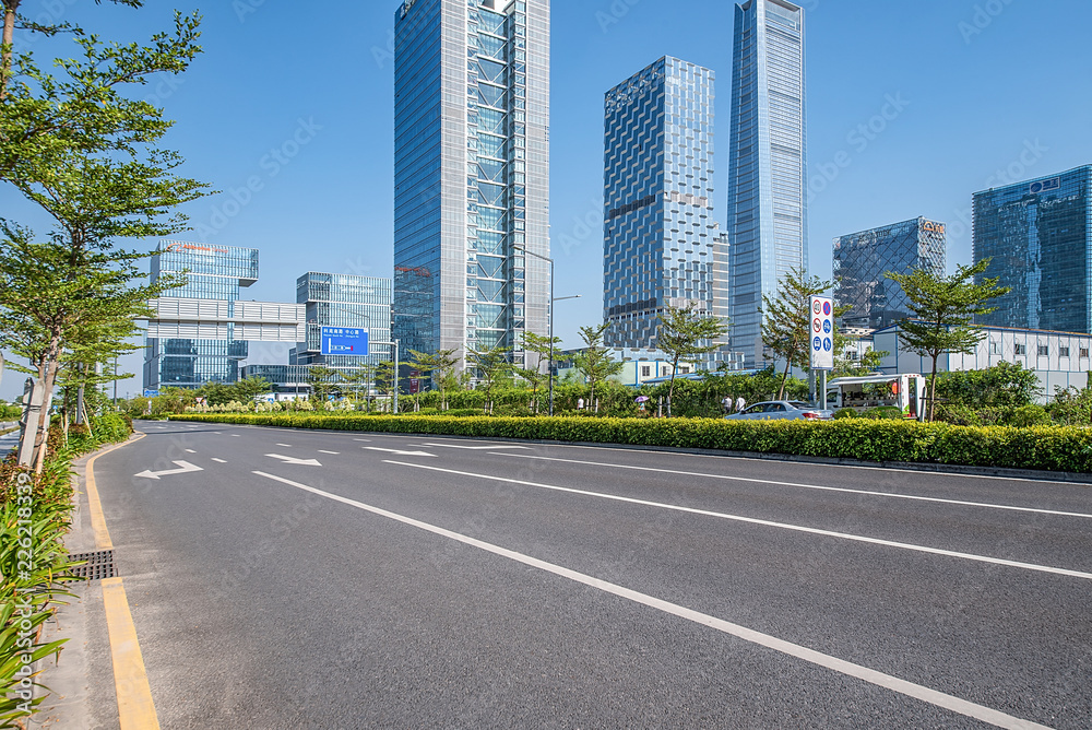 深圳市南山区后海CBD综合体和空旷的道路/深圳城市风光